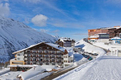 Ski holiday in a Club Hotel - entertaining family holiday with many extras