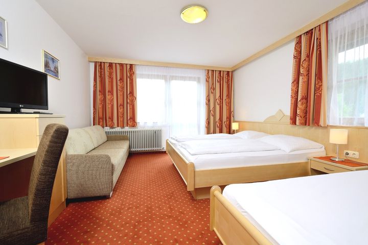 Double room/2 addl. beds, shower/wc, HB