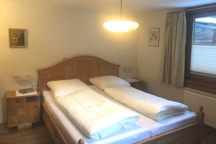 Dvoulůžkov&yacute; pokoj, sprcha s WC na chodbě, S