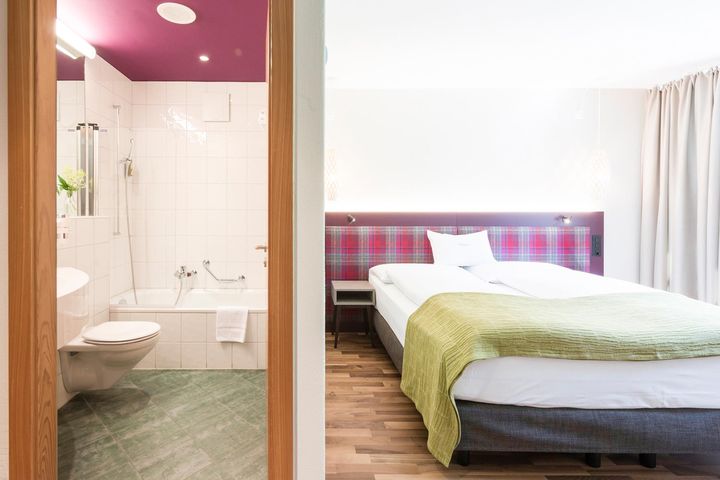 Einzelzimmer/Zustellbett Bad/WC (max. 1 Erwachsener + 1 Kind), ÜF