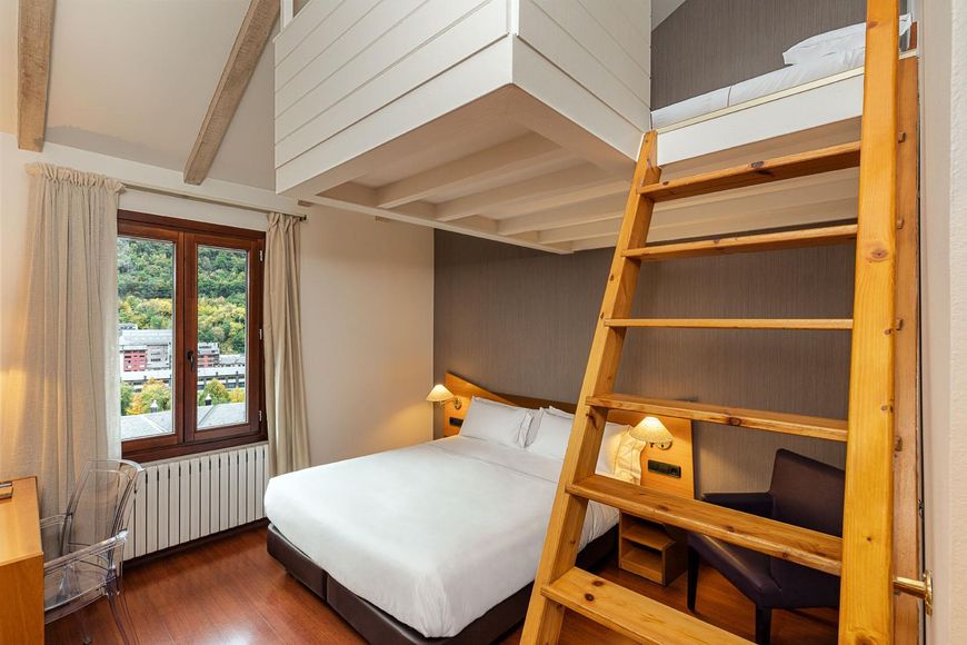Čtyřlůžkov&yacute; pokoj, sprcha/WC (cca 37 m&sup2;), BS