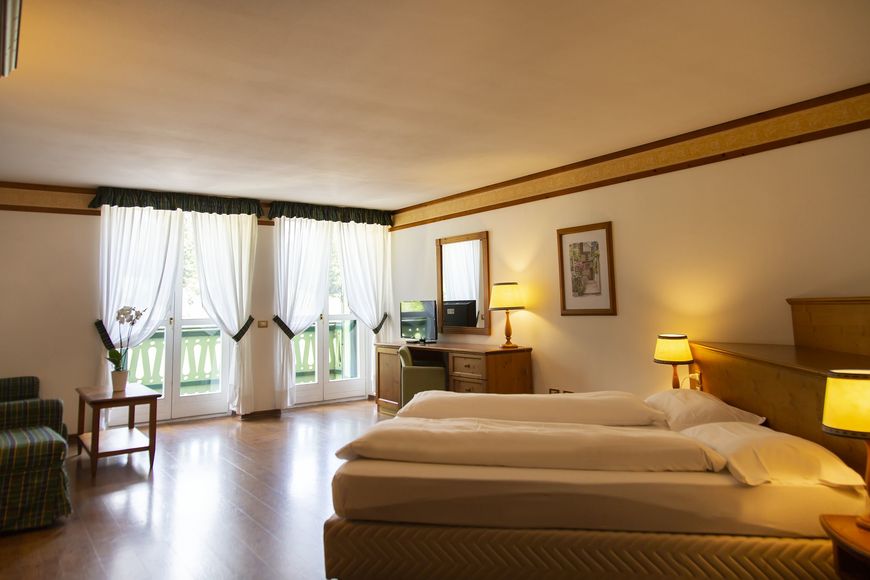 Dvoulůžkov&yacute; pokoj, sprcha/WC (cca 18 m&sup2;), P