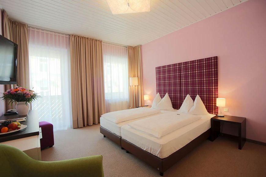 Dvoulůžkov&yacute; pokoj/2x přist., sprcha/WC (cca 32 m&sup2;, Superior), P