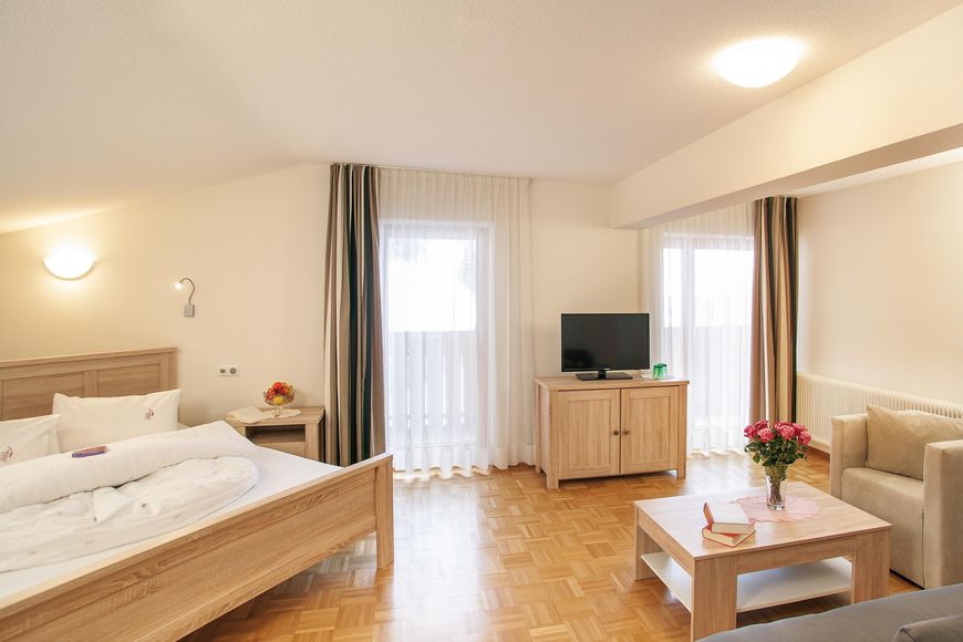 Dvoulůžkový pokoj, sprcha/WC (balkon), P Cover Photo