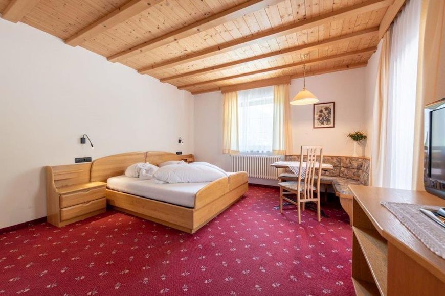 Dvoulůžkov&yacute; pokoj, sprcha/WC (cca 25 m&sup2;), P