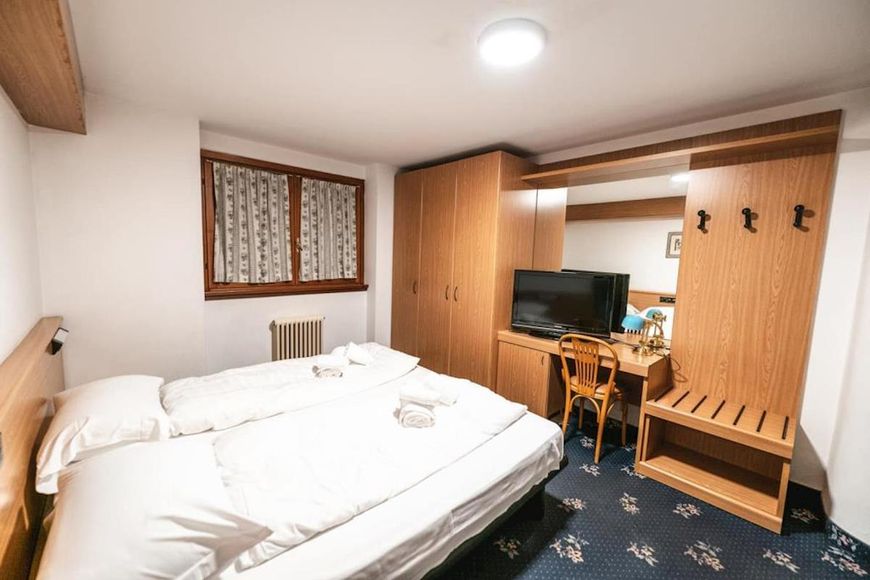 Dvoulůžkov&yacute; pokoj, sprcha/WC, P