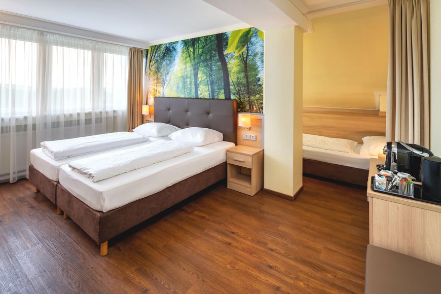 Dvoulůžkov&yacute; pokoj/2x přist., sprcha/WC (cca 22 m&sup2;, max. 2 dos. + 2 děti), P