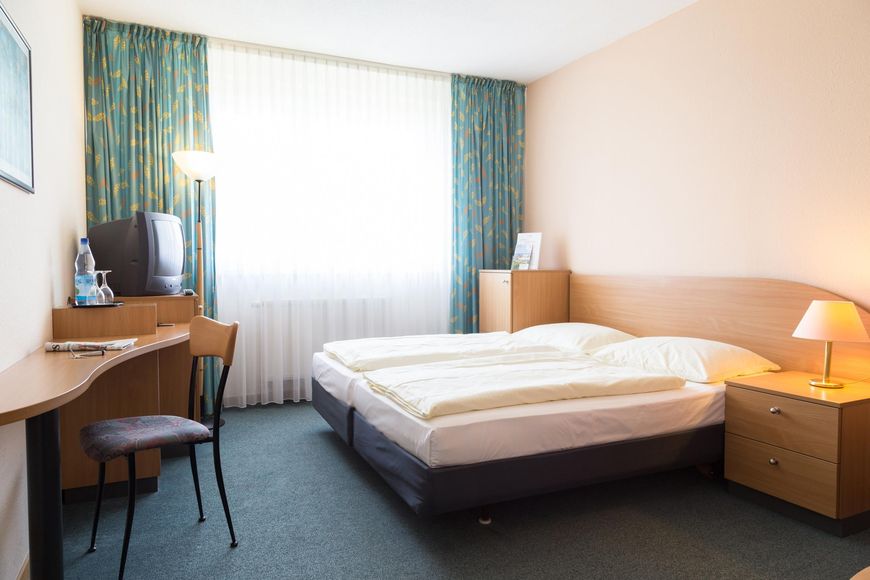 Dvoulůžkov&yacute; pokoj, sprcha/WC (cca 18 m&sup2;), AI