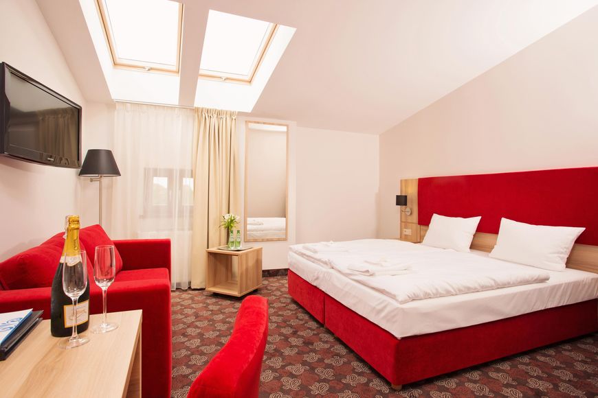 Dvoulůžkov&yacute; pokoj/2x přist., sprcha/WC (cca 32 m&sup2;, vedlej&scaron;&iacute; budova, max. 3 dos. + 1 d&iacute;tě), P