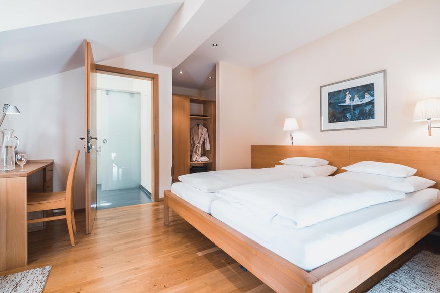 Dvoulůžkov&yacute; pokoj, sprcha/WC (cca 20 m&sup2;, Typ Arnica), P PLUS