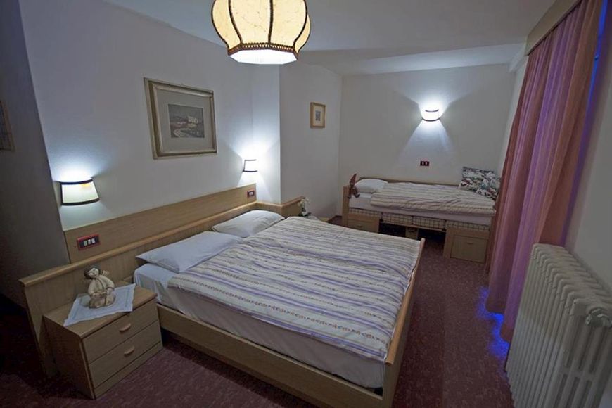 Dvoulůžkov&yacute; pokoj (oddělen&aacute; lůžka), sprcha/WC (oddělen&aacute; lůžka), P