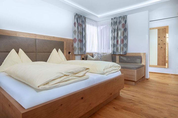 Dreibettzimmer Du/WC (ca. 16 m²), ÜF