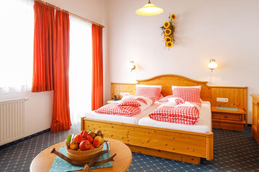 Dvoulůžkov&yacute; pokoj, sprcha/WC (cca 22 m&sup2;), P