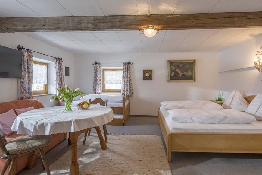 Dvoulůžkov&yacute; pokoj/2x přist., sprcha/WC (cca 28 m&sup2;), P