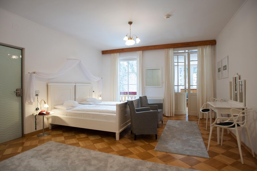 Dvoulůžkov&yacute; pokoj, sprcha/WC (cca 30 m&sup2;, deluxe), P