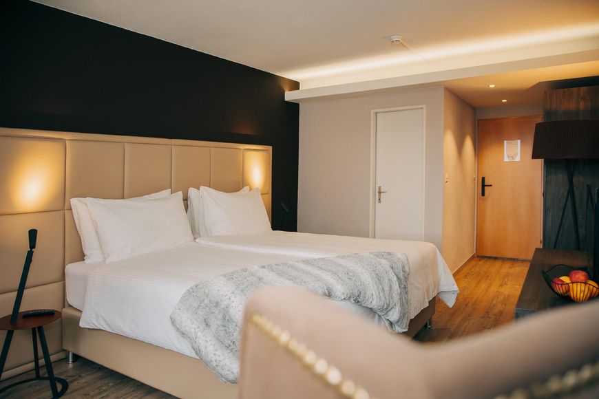 Hotel Dakota - Slide 2