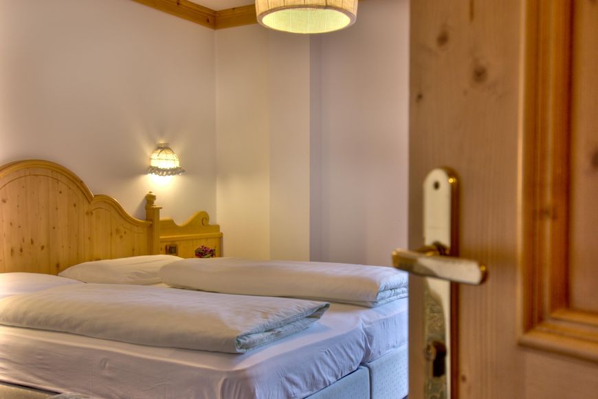Dvoulůžkov&yacute; pokoj, sprcha/WC (cca 18 m&sup2;), P