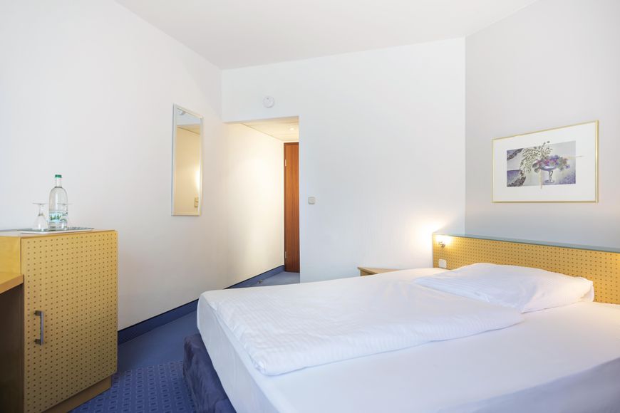 Dvoulůžkov&yacute; pokoj, sprcha/WC (cca 20 m&sup2;), S