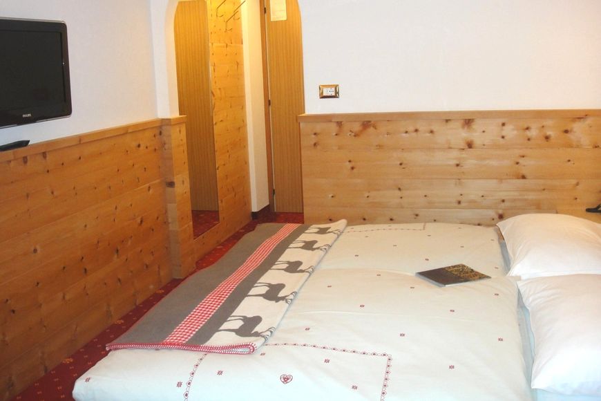 Dvoulůžkov&yacute; pokoj, sprcha/WC (cca 18 m&sup2;), S