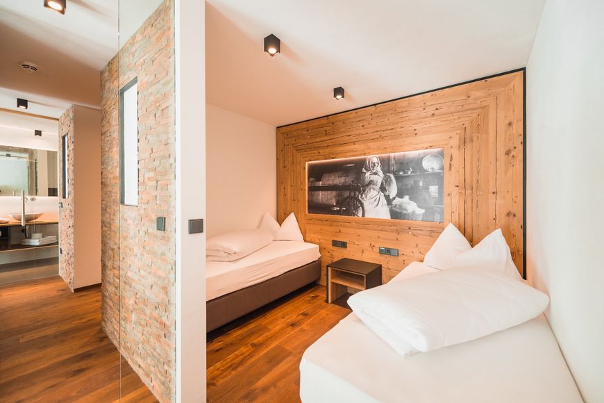Dvoulůžkov&yacute; pokoj/přist., sprcha/WC (cca 24 m&sup2;, max. 2 dos. + 1 d&iacute;tě), P PLUS