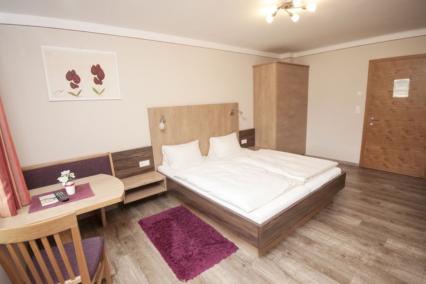 Dvoulůžkový pokoj pro jednu osobu, sprcha/WC (cca 23 m²), S Cover Photo