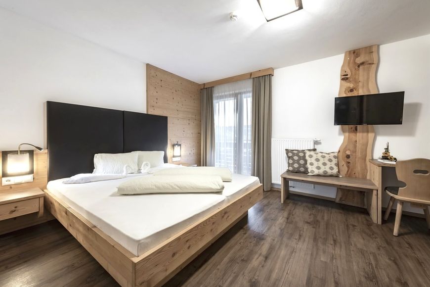 Dvoulůžkov&yacute; pokoj, sprcha/WC (cca 20 m&sup2;, Fichtenharz), P