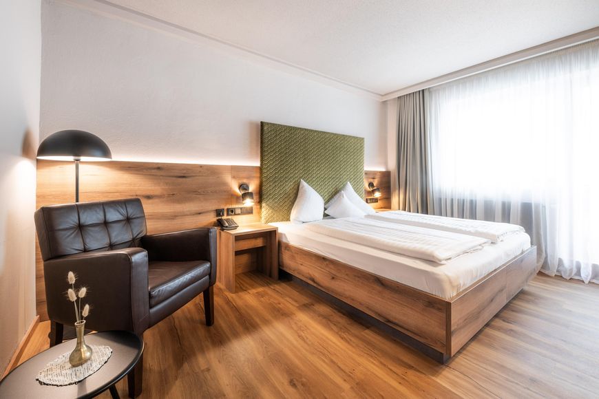 Dvoulůžkov&yacute; pokoj, sprcha/WC (cca 22 m&sup2;), P PLUS