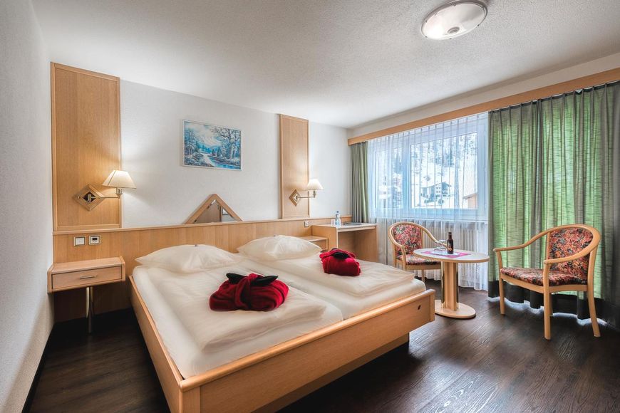 Dvoulůžkov&yacute; pokoj, sprcha/WC (cca 18 m&sup2;), P