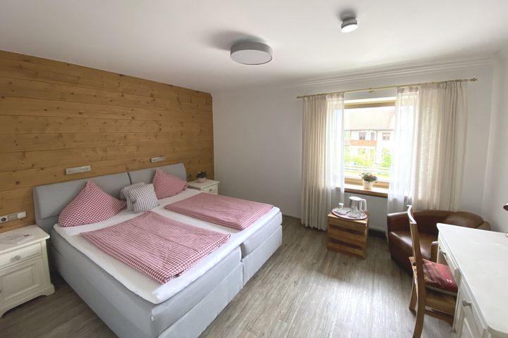 Doppelzimmer/Zustellb. Du/WC (max. 2 Erw. + 1 Kind), HP