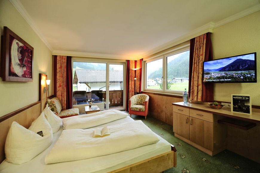 Dvoulůžkov&yacute; pokoj/přist., sprcha/WC (cca 25 m&sup2;), P