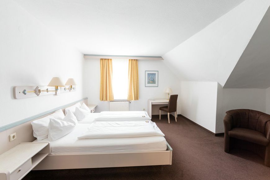 Dvoulůžkov&yacute; pokoj, sprcha/WC (cca 18 m&sup2;, standard), P