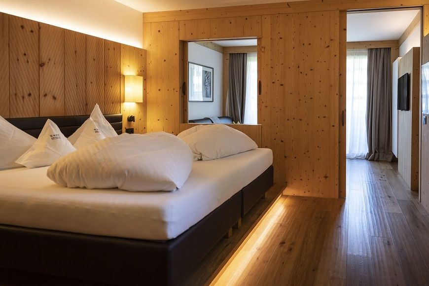 Dvoulůžkov&yacute; pokoj, sprcha/WC (cca 33 m&sup2;), P