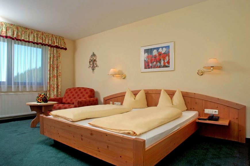 Dvoulůžkov&yacute; pokoj, sprcha/WC (cca 20 m&sup2;), P