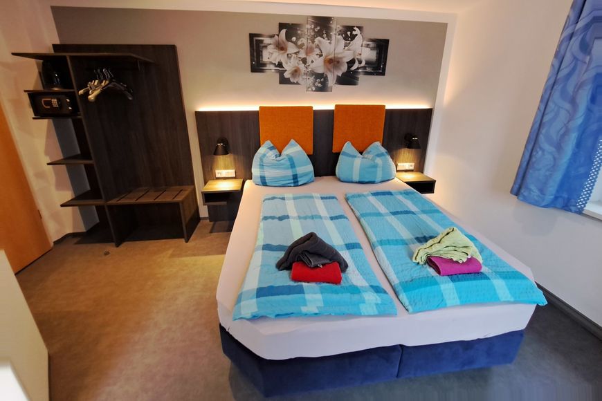 Dvoulůžkov&yacute; pokoj pro jednu osobu, sprcha/WC (15 - 20 m&sup2;), P