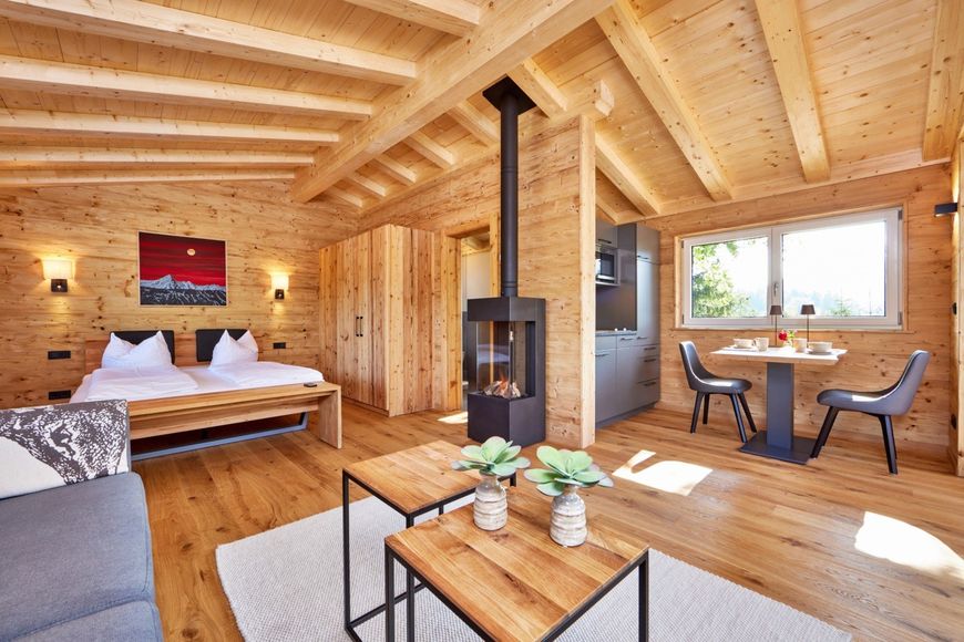 Chalet - 3 os. (cca 35 m&sup2;, Baumhaus, max. 2 dos. + 1 d&iacute;tě), BS