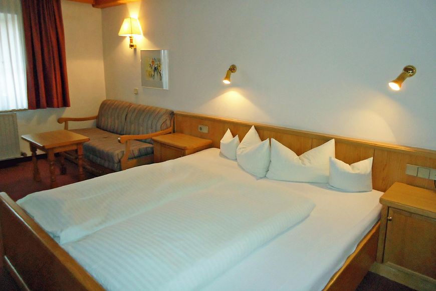 Dvoulůžkov&yacute; pokoj, sprcha/WC (cca 19 m&sup2;, typ B), P