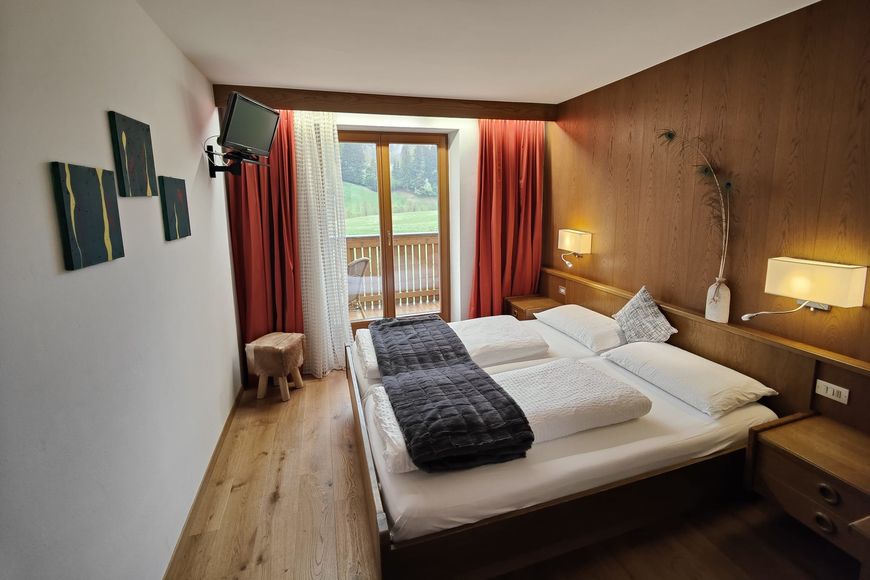 Dvoulůžkov&yacute; pokoj/přist., sprcha/WC (cca 18 m&sup2;), P