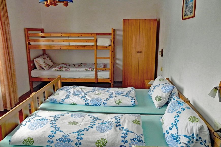 Dvoulůžkov&yacute; pokoj, sprcha/WC (cca 14 m&sup2;), P
