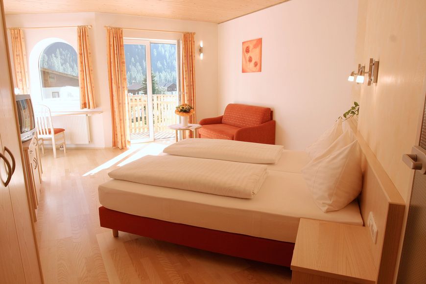 Dvoulůžkov&yacute; pokoj/2x přist., sprcha/WC (cca 32 m&sup2;, max. 2 dos. + 2 děti), P