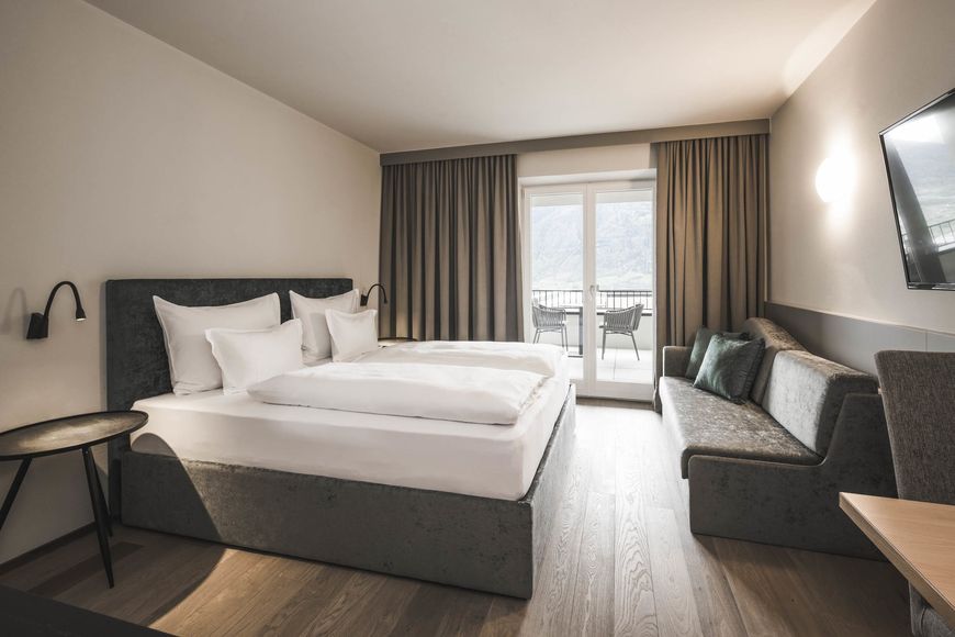 Dvoulůžkov&yacute; pokoj, sprcha/WC (cca 25 m&sup2;), S