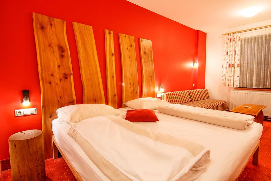 Dvoulůžkov&yacute; pokoj/2x přist., sprcha/WC (cca 20 m&sup2;, komfort, vedlej&scaron;&iacute; budova, max. 2 dos. + 2 děti), P
