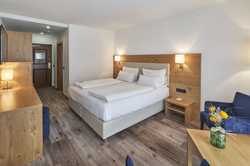 Dvoulůžkov&yacute; pokoj, koupelna/WC (cca 28 m&sup2;), P