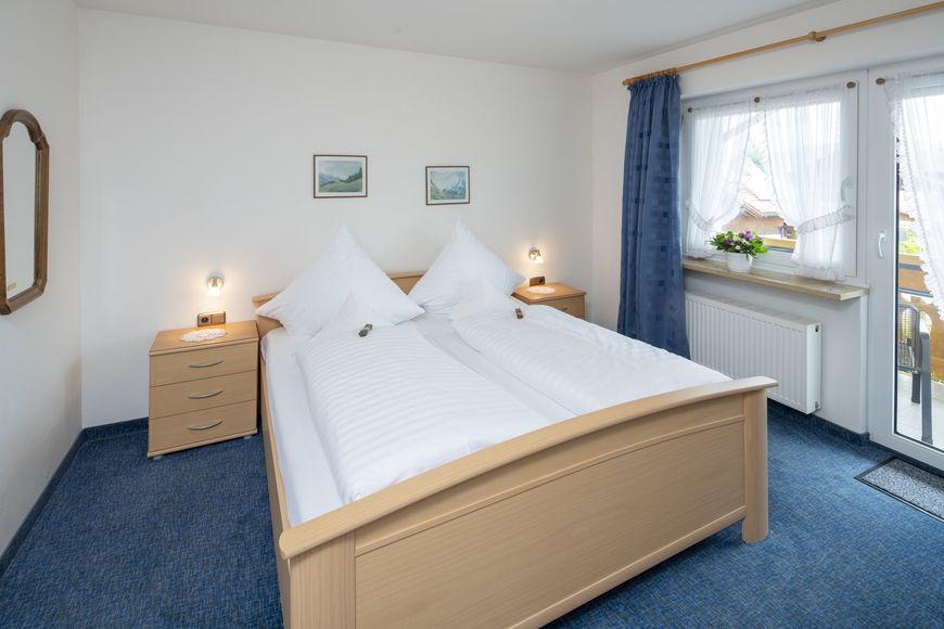 Dvoulůžkov&yacute; pokoj/2x přist., sprcha/WC (cca 20 m&sup2;), P