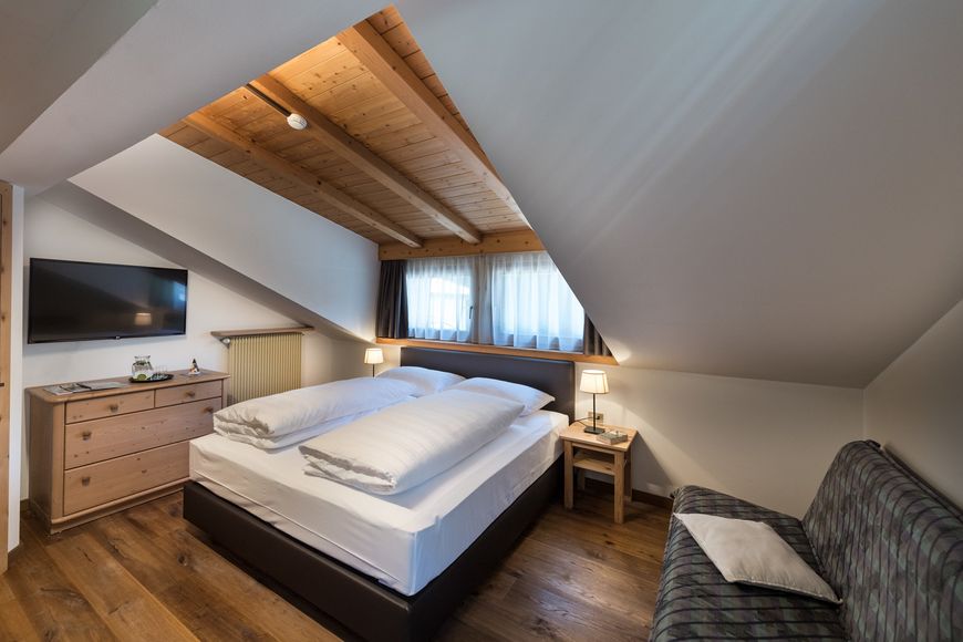 Dvoulůžkov&yacute; pokoj/přist., sprcha/WC (cca 20 m&sup2;), S