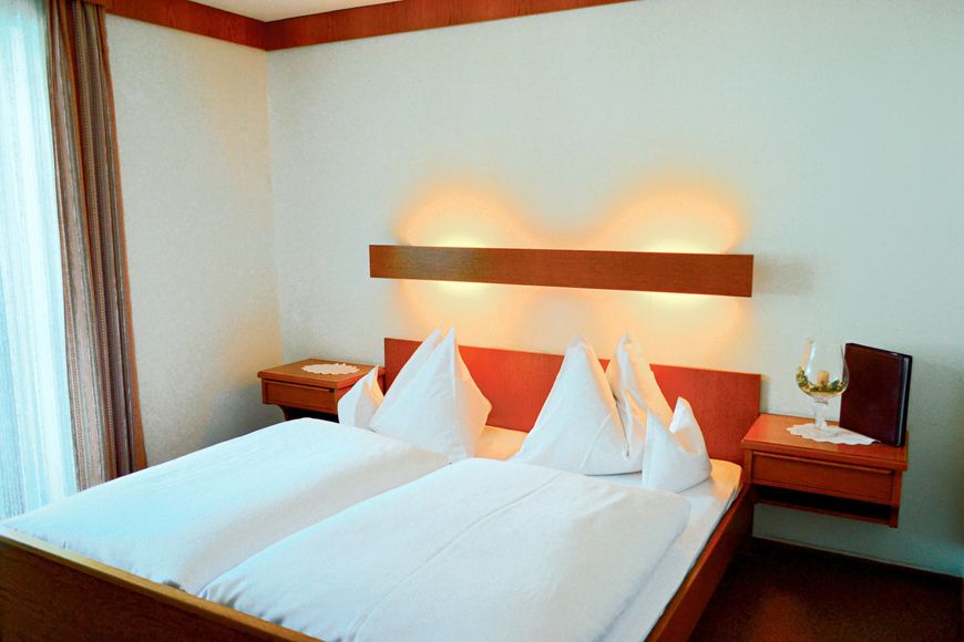 Dvoulůžkov&yacute; pokoj/přist., sprcha/WC (cca 20 m&sup2;, max. 2 dos. + 1 d&iacute;tě), P
