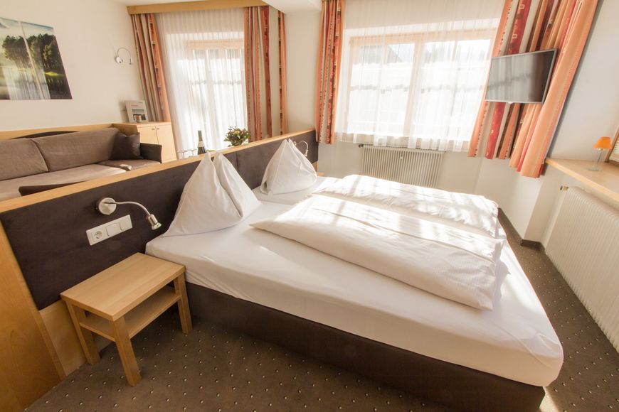 Dvoulůžkov&yacute; pokoj, sprcha/WC (20 - 25 m&sup2;), P
