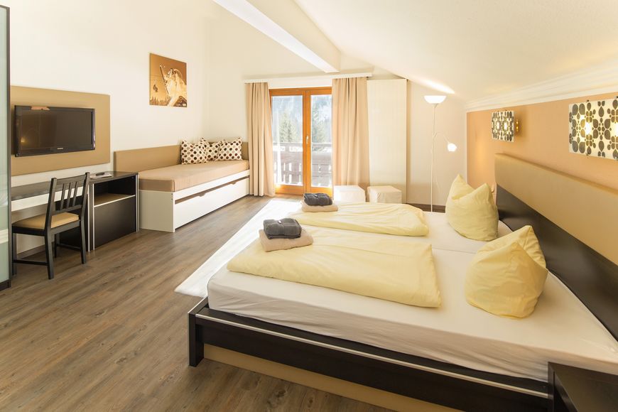 Dvoulůžkov&yacute; pokoj, sprcha/WC (cca 18 m&sup2;, balkon), P PLUS