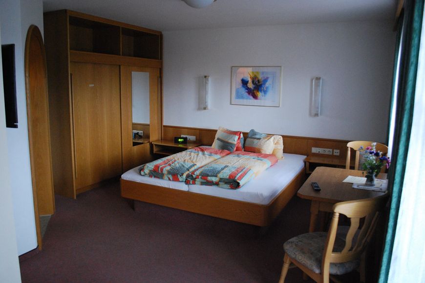 Dvoulůžkov&yacute; pokoj/přist., sprcha/WC (20 - 25 m&sup2;), P