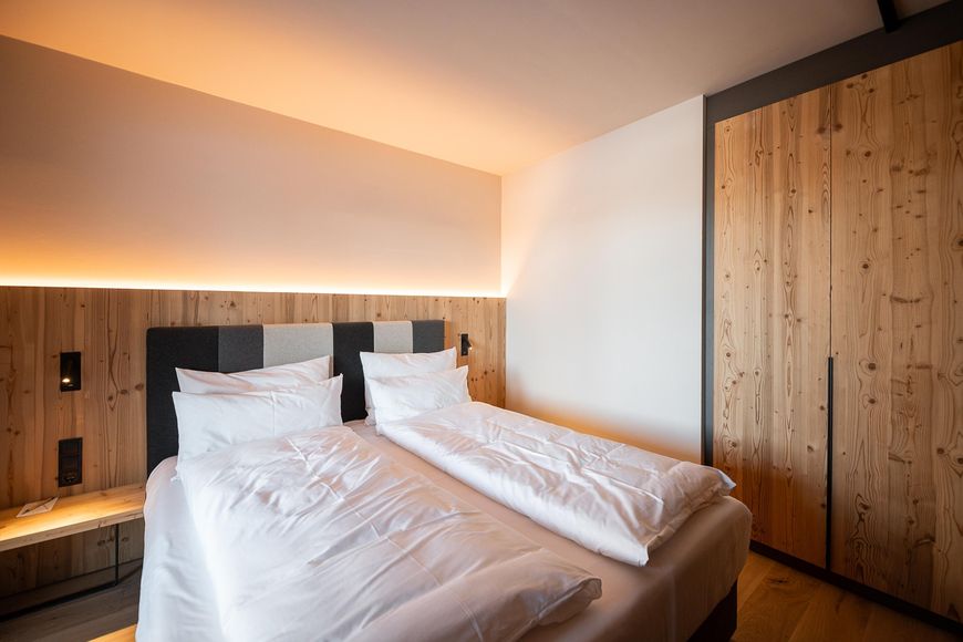 Dvoulůžkov&yacute; pokoj, sprcha/WC (cca 37 m&sup2;, Suite Luna Superior), P