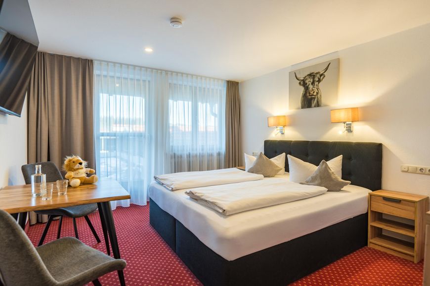 Dvoulůžkov&yacute; pokoj, sprcha/WC (cca 16 m&sup2;), P